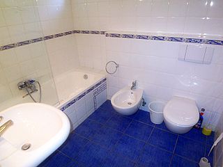 Bathroom with bath tub/WC/bide