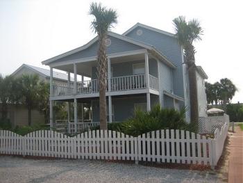 Courtyard w/3 more car spots