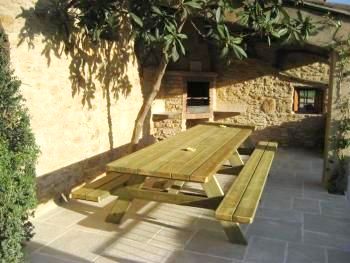 BBQ next to the swimming-pool