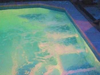 hidromasage bench in the pool 