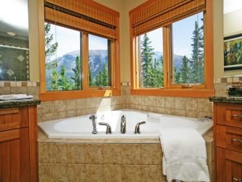 Jacuzzi in super bathroom