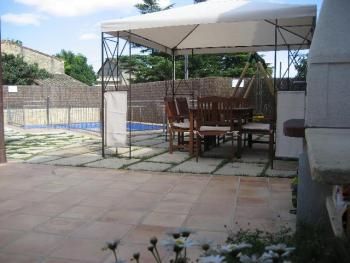 BBQ next to the swimming-pool