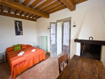 'Guest' room w study & fireplc