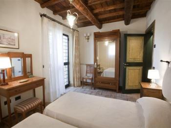 Ulysses twin Bedroom