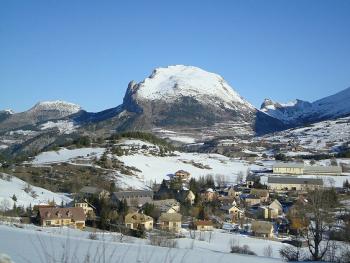 la Colyn bottom left behind.