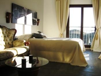 Double bedroom & balcony