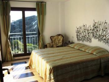 Double bedroom & balcony