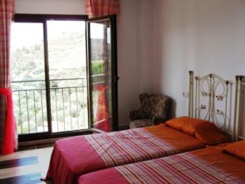 Twin bedroom & balcony