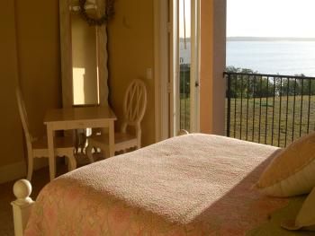 Bayviews Queen Suite