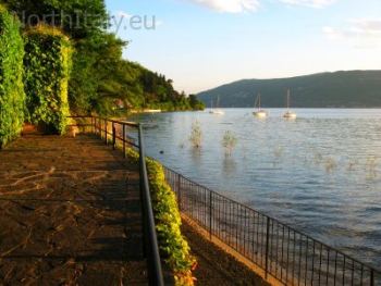 Access to the lake from villa