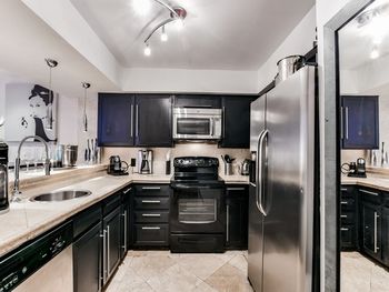  Spacious Modern Kitchen 