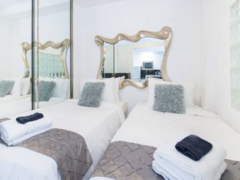 Bedroom 3 with 1 King/ 2 Twins