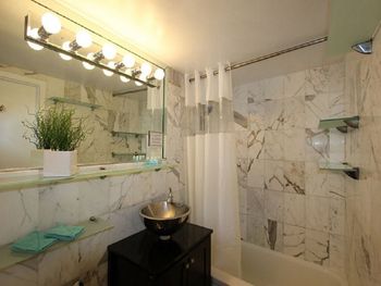 Bathroom with 2 Sep. Entrances