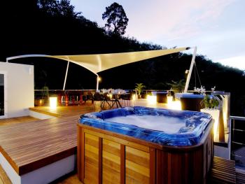 Rooftop for party with jacuzzi