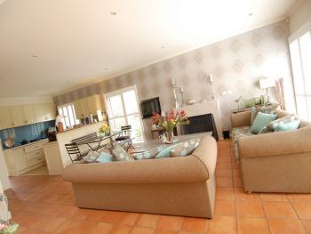 Another guest lounge!