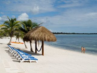 Beach - Loungechairs & Kayaks 