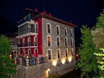 La Casa del Puente at night