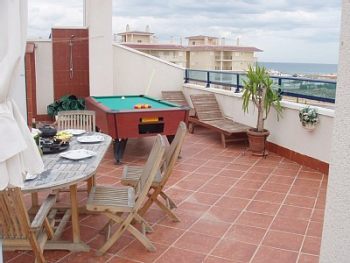 Shower, grill and sunbeds