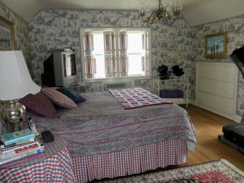Upstairs queen bedroom