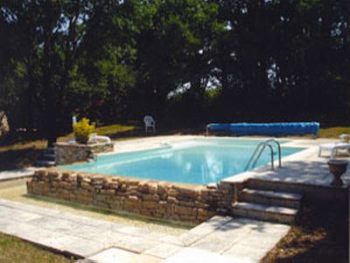 Large terrace arond pool