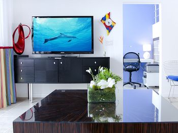 Living area with 55" TV