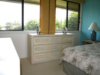 2nd bedroom with queen bed