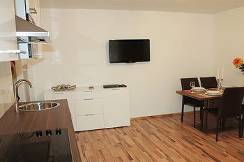 TAV-kitchen-dinning room-TV