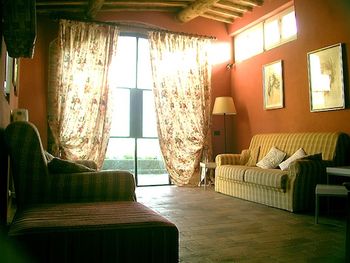 Sunny sitting room with sat TV