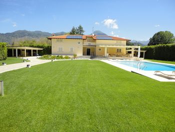 villa piuetrasanta   outside