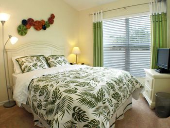 The Palm Queen bedroom