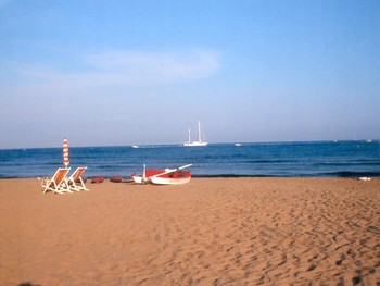the sandy beach (ca. 900 m)