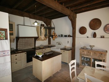Rustic, Fully Equipped Kitchen