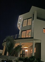 Villa 5 Estrellas at night