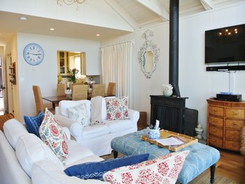 Cozy LivingRoom w/ fireplace