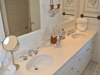 Bathroom access by both bdrms