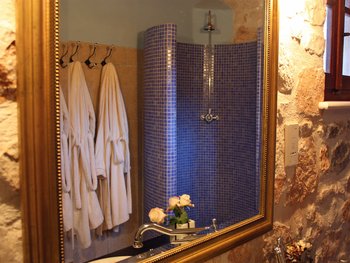 round rainshower in all suites