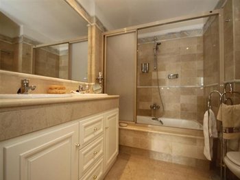 Extensive Master Ensuite