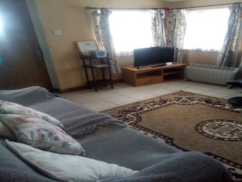 Sitting room with view of gard